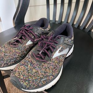 BROOKS sneakers